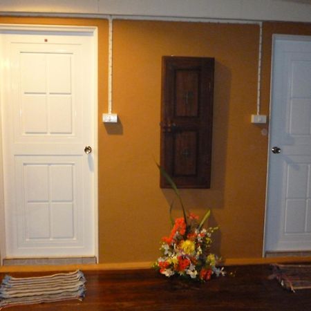 Baan Are Gong Riverside Homestay Ayutthaya Bagian luar foto