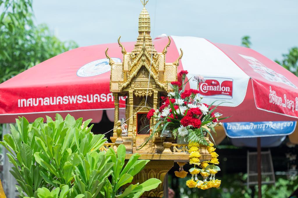 Baan Are Gong Riverside Homestay Ayutthaya Bagian luar foto