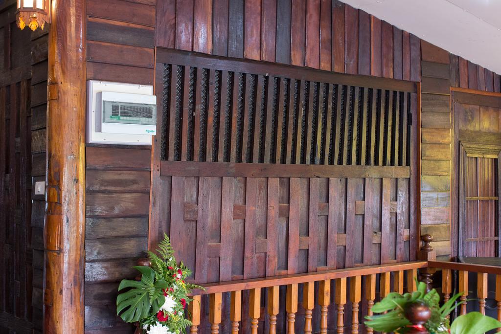 Baan Are Gong Riverside Homestay Ayutthaya Bagian luar foto